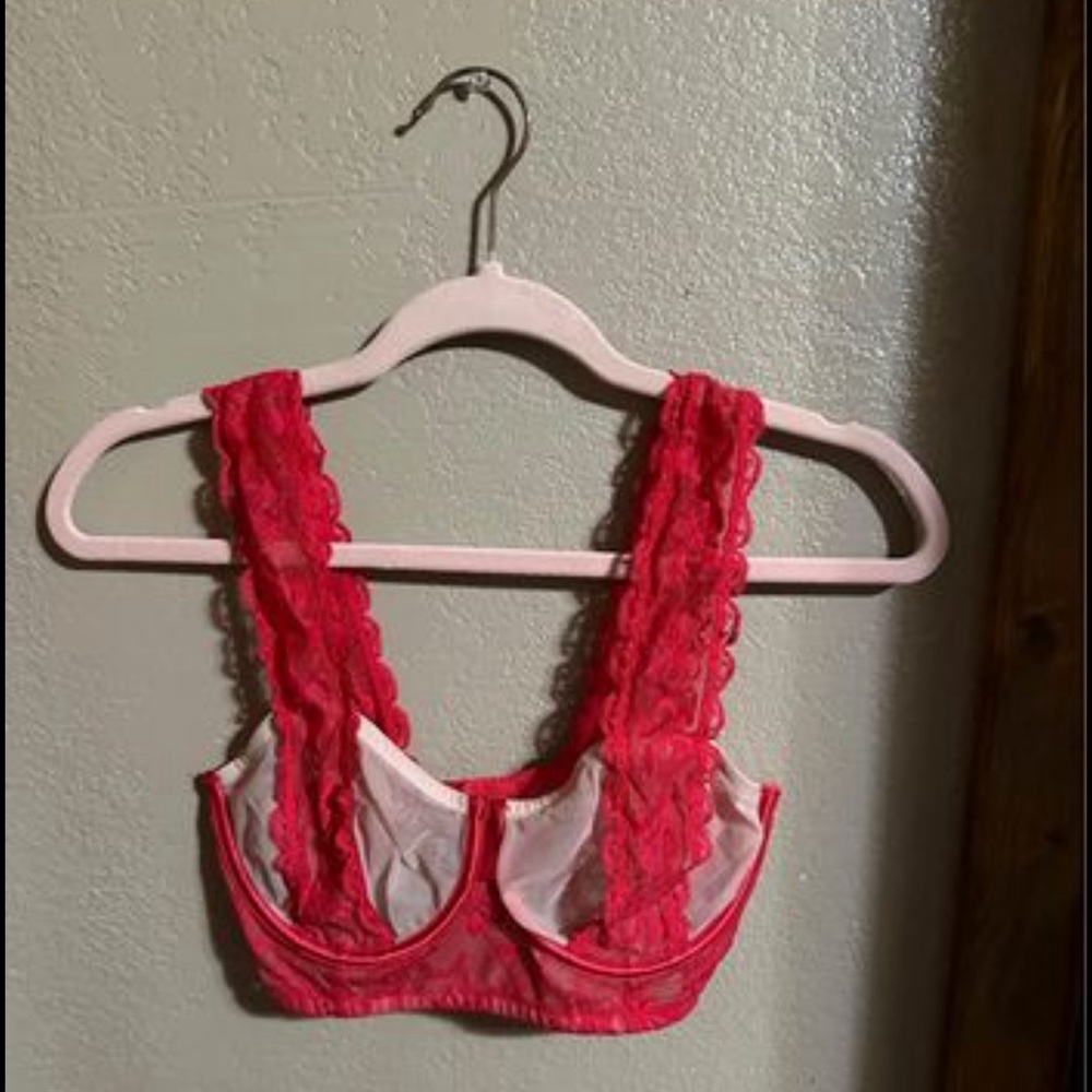 Victoria’s Secret 32DD bra. Never worn.